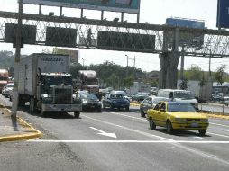 Carretera a Chapala. El sector de la construcción estima que con la falta de dinero para mantenimiento, las vías empeorarán. ARCHIVO  /