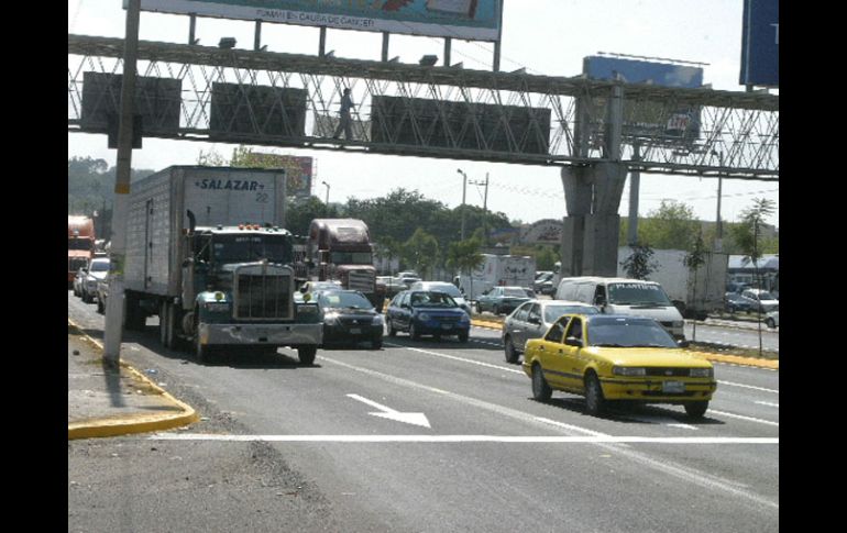 Carretera a Chapala. El sector de la construcción estima que con la falta de dinero para mantenimiento, las vías empeorarán. ARCHIVO  /