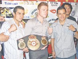 ''Canelo'' Álvarez con los protagonistas de la primera función en la Coliseo, ''Vikingo'' Terrazas y el ''Zurdo'' Jiménez. G. LÓPEZ  /