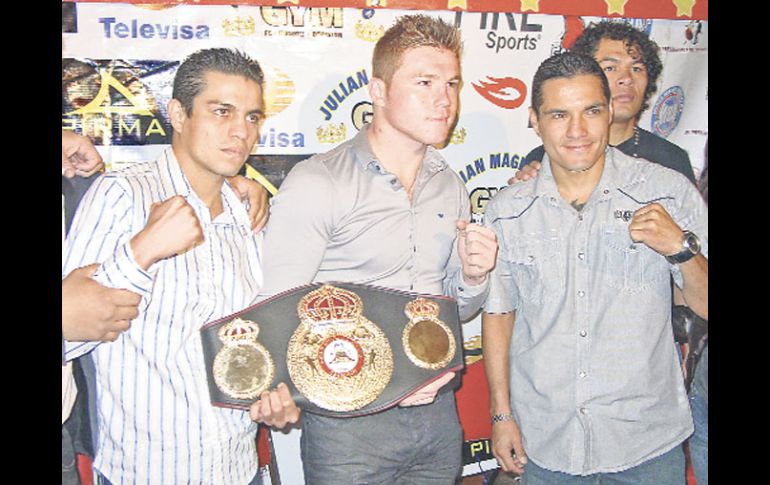 ''Canelo'' Álvarez con los protagonistas de la primera función en la Coliseo, ''Vikingo'' Terrazas y el ''Zurdo'' Jiménez. G. LÓPEZ  /