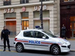 Patrulla tunecina hace guardia frente a una sucursal de Bancos. EFE  /