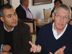 Jean Michel (der.), integrante de la Federación Internacional de Canotaje. ESPECIAL  /