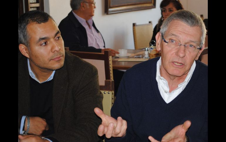 Jean Michel (der.), integrante de la Federación Internacional de Canotaje. ESPECIAL  /