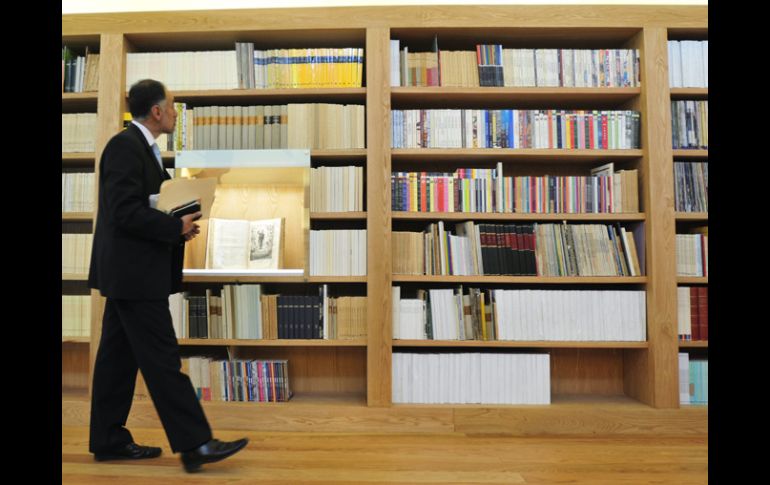 Los libros y las revistas están clasificados cronológicamente y por colecciones. EFE  /