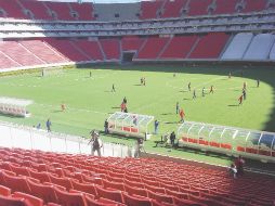 Chivas entrenó ayer en la cancha del Omnilife, por espacio de tres horas. E. LÓPEZ  /