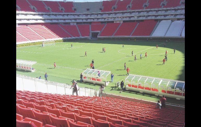 Chivas entrenó ayer en la cancha del Omnilife, por espacio de tres horas. E. LÓPEZ  /