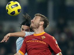 Álvaro González (Lazio) y Daniele de Rossi (Roma) disputan un balón. AFP  /