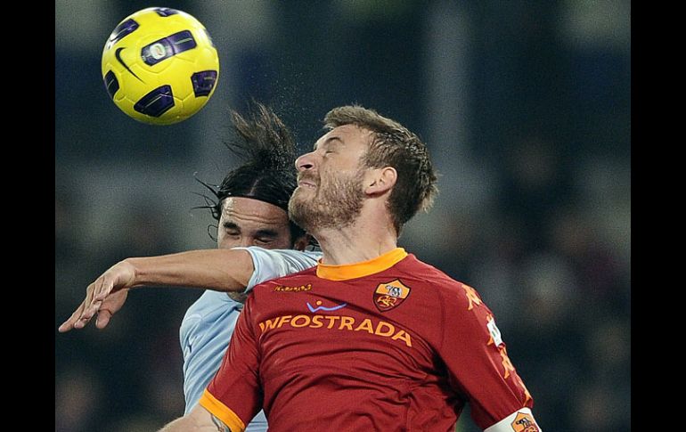 Álvaro González (Lazio) y Daniele de Rossi (Roma) disputan un balón. AFP  /