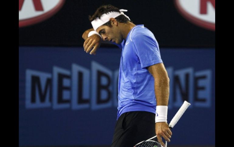 El tenista argentino se retira de la cancha tras ser eliminado del torneo. REUTERS  /