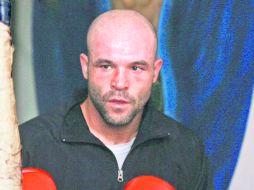 Rigoberto golpea el costal durante una sesión de entrenamiento en el Gimnasio “Julián Magdaleno”. E. BARRERA  /