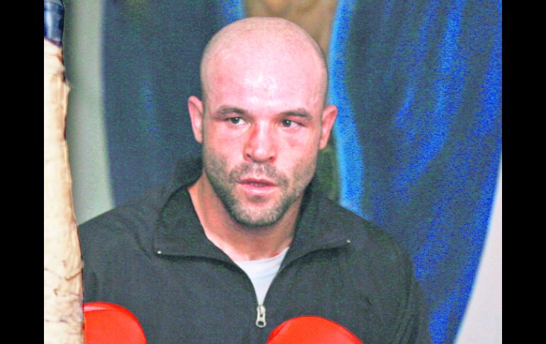 Rigoberto golpea el costal durante una sesión de entrenamiento en el Gimnasio “Julián Magdaleno”. E. BARRERA  /