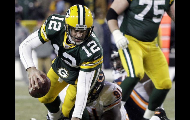 Aaron Rodgers (12) de los Empacadores, es gran amigo del mariscal de los Osos de Chicago, Jay Cutler. AP  /