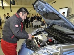 Un trabajador de Nissan demuestra el funcionamiento de un servicio de mantenimiento  a distancia. AFP  /