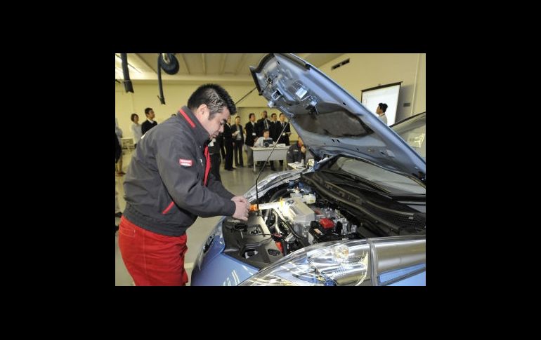 Un trabajador de Nissan demuestra el funcionamiento de un servicio de mantenimiento  a distancia. AFP  /