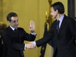 Sarkozy estrecha la mano de Zapatero, tras una reunión en el Palacio del Elíseo en  París. REUTERS  /