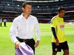 'Chepo' de la Torre estuvo de visita en el campamento de las Águilas. MEXSPORT  /