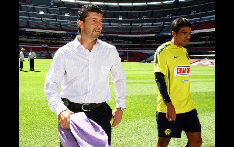 'Chepo' de la Torre estuvo de visita en el campamento de las Águilas. MEXSPORT  /