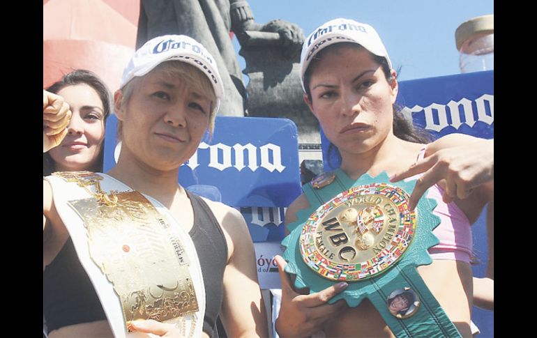 Ana María ''La Guerrera'' Torres (der.) expondrá su título Supermosca del CMB ante la japonesa Naoko Yamaguchi. ESPECIAL  /