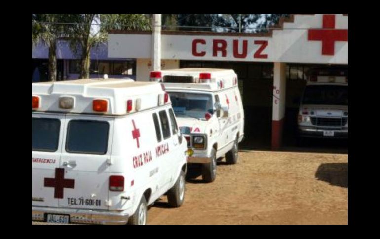 Una de las víctimas fue trasladado  por la Cruz Roja a un hospital de la localidad. ARCHIVO  /