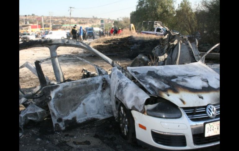 Imagen del auto explotado difundida en Twitter por el usuario @RodrigoEBR. ESPECIAL  /