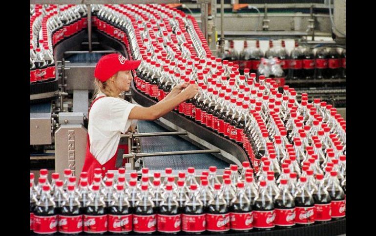 Trabajadores y directivos de la embotelladora acercaron posiciones, pero sin llegar a un acuerdo al conflicto laboral. ARCHIVO  /