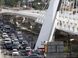 Los vehículos ya pueden transitar por debajo de la estructura del Puente Atirantado. A. CAMACHO  /