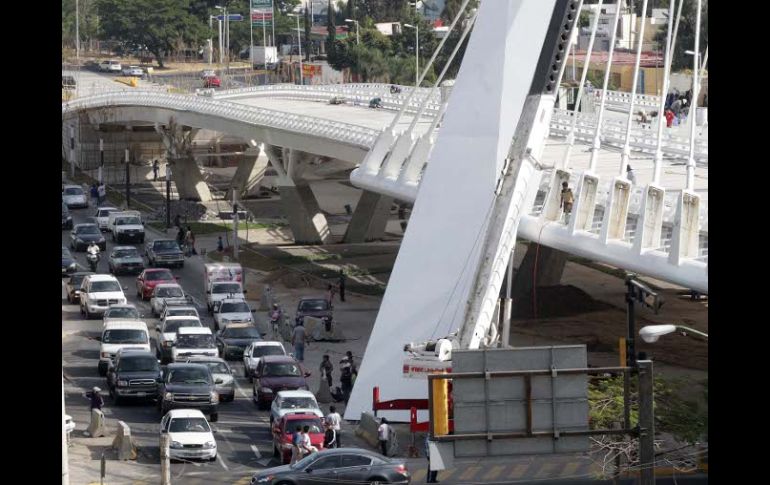 Los vehículos ya pueden transitar por debajo de la estructura del Puente Atirantado. A. CAMACHO  /