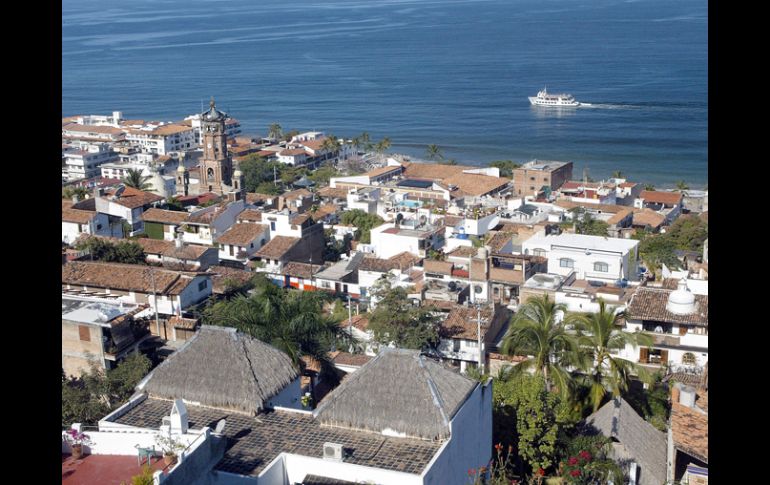 La naviera argumentó la falta de seguridad en los puertos del Pacífico para cancelar sus 52 arribos por año en Puerto Vallarta. ARCHIVO  /