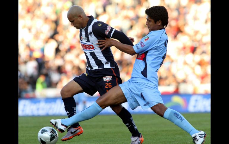 El chileno Humberto Suazo vuelve a demostrar que es la figura central de Monterrey. MEXSPORT  /