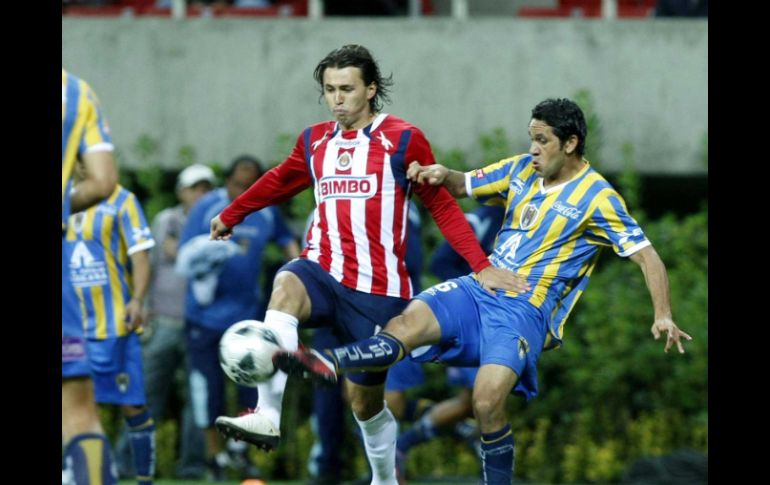 Omar Arellano pasó desapercibido en el encuentro que Chivas empata con San Luis a un gol. E. PACHECO  /