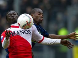 Nana Asare del Utrecht dominando el balón en el partido frente al Ajax. AFP  /