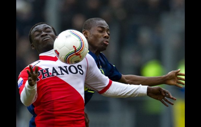 Nana Asare del Utrecht dominando el balón en el partido frente al Ajax. AFP  /