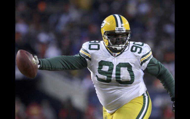 El tackle defensivo B.J. Raji (90) con una intercepción para anotación le dio a los Empacadores su quinto boleto al Super Bowl. REUTERS  /