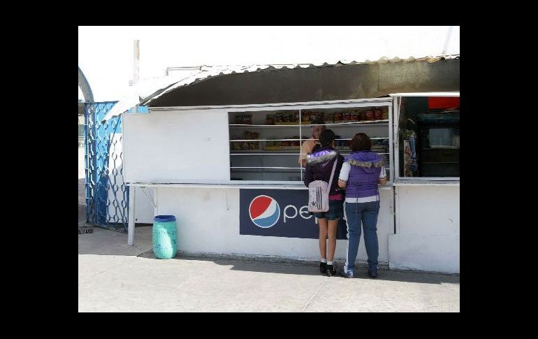 La preocupación de los dueños de las tienditas escolares, es que caigan sus ventas y no les alcance para pagar la cuota. A. CAMACHO  /