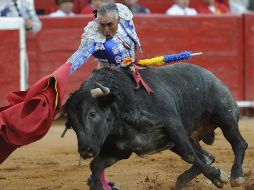 Rodofo Rodríguez, 'El Pana', lidia al primer toro de la tarde, 'Galán', de 478 kilogramos. EFE  /