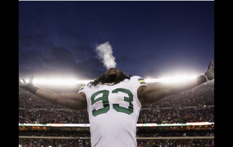 Erik Walden, apoyador de los Empacadores de Green Bay celebra la victoria ante los Osos de Chicago. AP  /