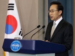 El presidente surcoreano Lee Myung-bak ofrece una rueda de prensa y habla de los ocho piratas muertos. EFE  /