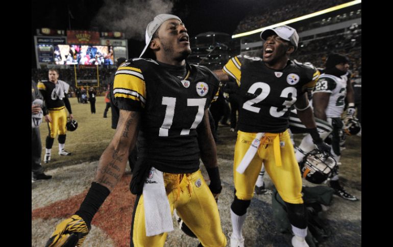 Mike Wallace y Keenan Lewis, de los Acereros, celebran el campeonato de conferencia y el pase al Super Bowl. EFE  /