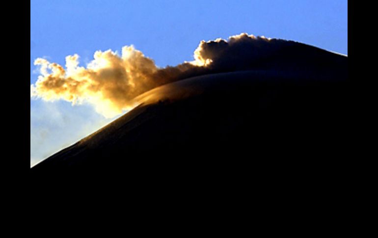 El Popocatépetl es uno de los volcanes que continúa en constante actividad. NTX  /