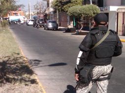 Policías de Zapopan, Guadalajara y del Estado, acudieron a Imperio y Periférico a revisar un carro sospechoso. M. PATIÑO  /