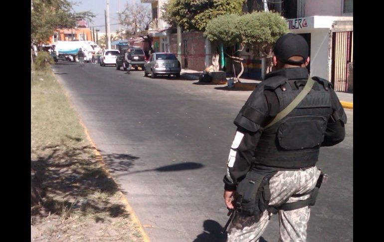 Policías de Zapopan, Guadalajara y del Estado, acudieron a Imperio y Periférico a revisar un carro sospechoso. M. PATIÑO  /