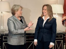 Trinidad Jiménez, ministra española de Exteriores (d) conversa con Michele Bachelet, secretaria general adjunta de ONU Mujeres. EFE  /