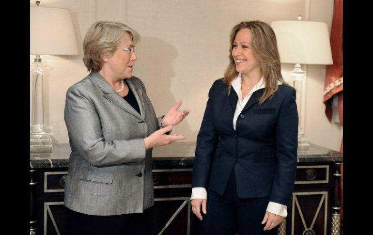 Trinidad Jiménez, ministra española de Exteriores (d) conversa con Michele Bachelet, secretaria general adjunta de ONU Mujeres. EFE  /