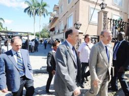 Edmond Mulet, jefe de la misión de la ONU en Haití, camina con los demás asistentes a la reunión. AFP  /