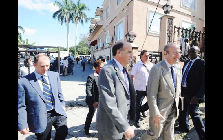 Edmond Mulet, jefe de la misión de la ONU en Haití, camina con los demás asistentes a la reunión. AFP  /