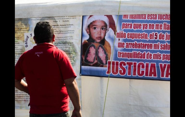 Padres de los menores fallecidos en el incendio de la guardería ABC inician ayuno en el Zócalo. EL UNIVERSAL  /