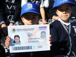 Una niña muestra una réplica gigante de la cédula de identidad en la escuela ''Miguel Hidalgo'', donde arrancó el programa. NTX  /