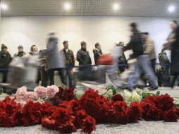 En el aeropuerto de Domodédovo pasajeros han dejado flores en el sitio de ataque. EFE  /