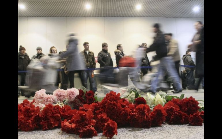 En el aeropuerto de Domodédovo pasajeros han dejado flores en el sitio de ataque. EFE  /