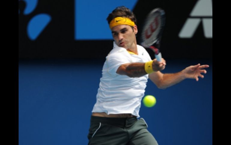 El tenista suizo Roger Federer va por buen camino en el Abierto de Australia. AFP  /